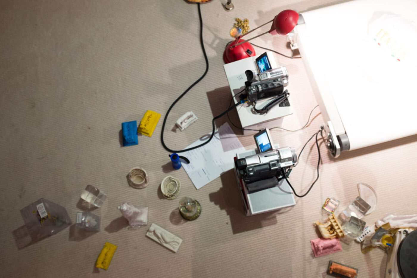 Videogiochi, conveyor belt, camcorders and small objects on the floor